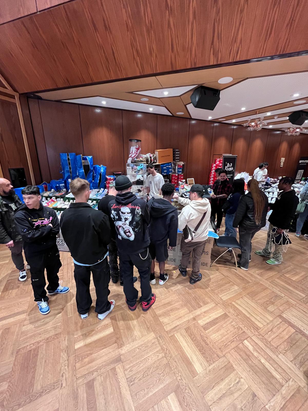 Menschen bei Sneakermesse